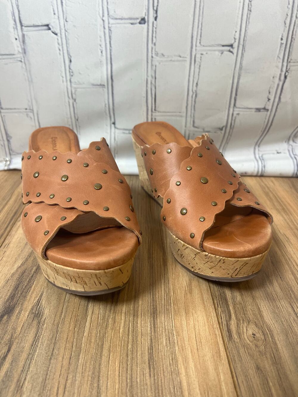 Chocolat Blu Wilbert 7.5 Tan Leather Studded Cork Wedge Slide Sandals